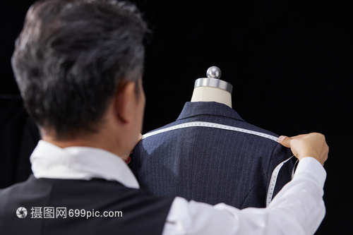 服裝設(shè)計(jì)師測(cè)量肩寬